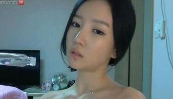 爆料美女主播露胸视频,直播意外！美女主播露胸视频引发热议
